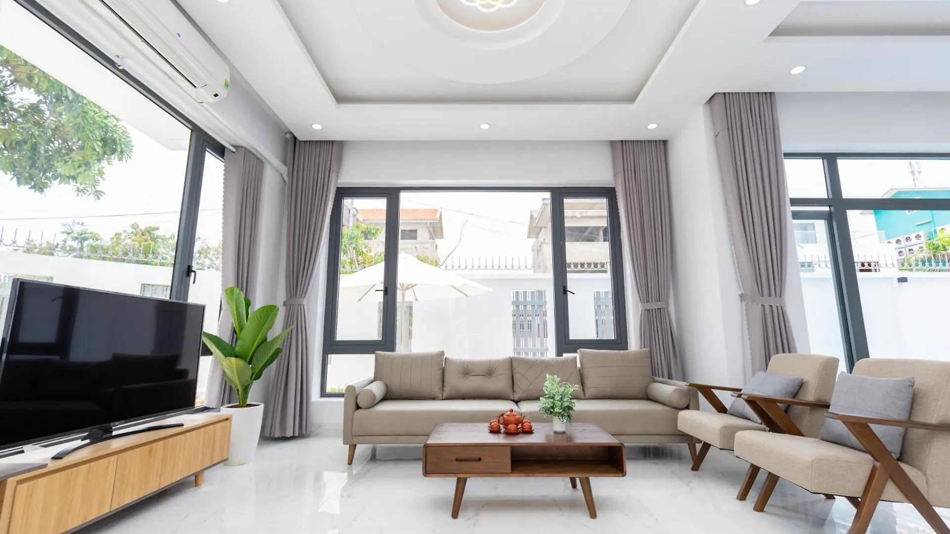Palm Villa 10 - Luxury Pool Villa 6 Rooms & Billiard Vung Tau Vietnam