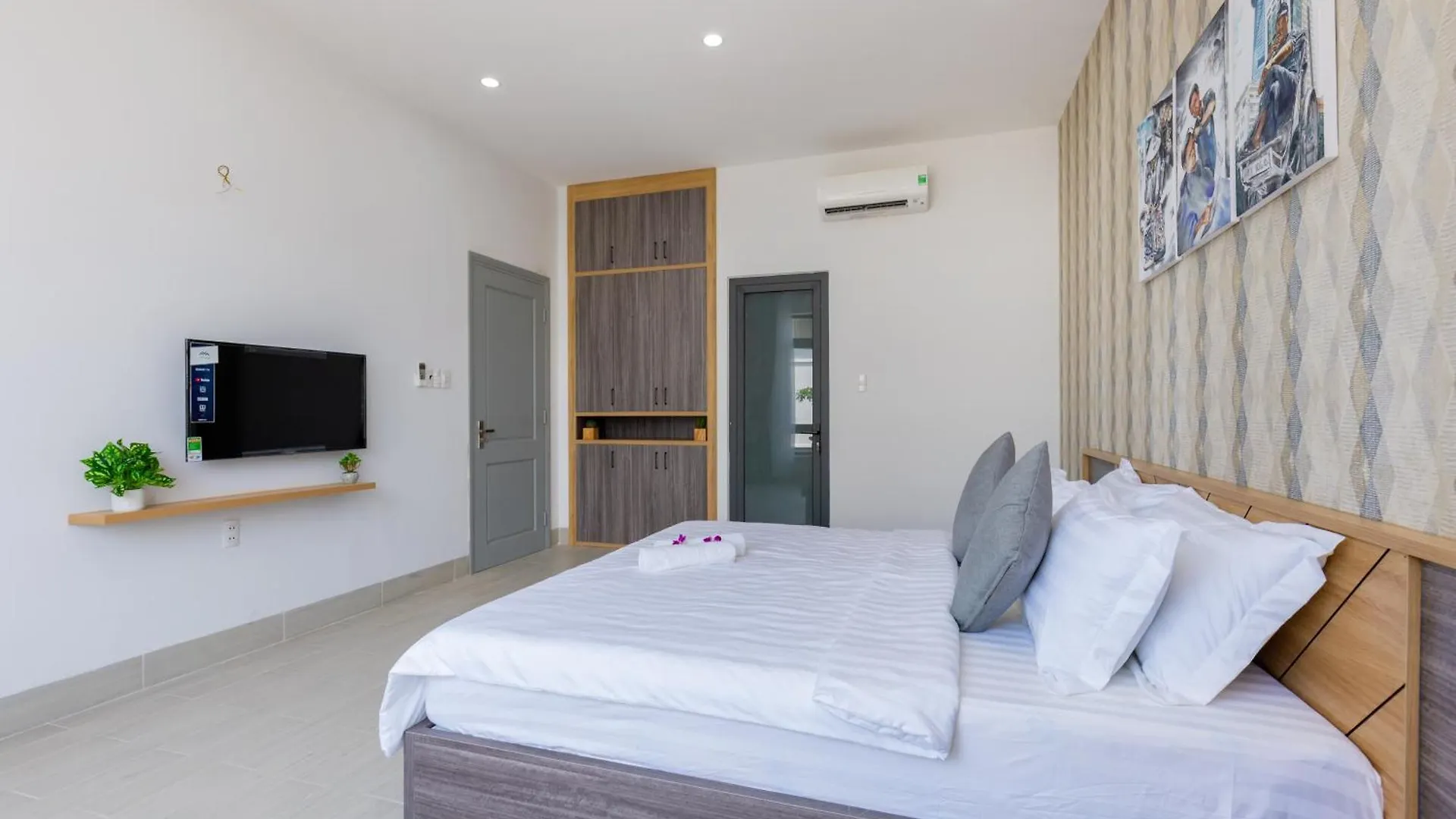 Palm Villa 10 - Luxury Pool Villa 6 Rooms & Billiard Vung Tau Vietnam